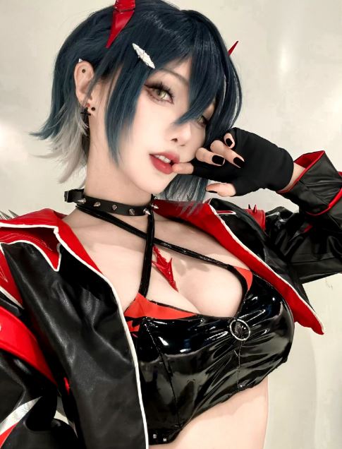 Coser《如月灰》窈窕身材凸显动漫女角火辣感！